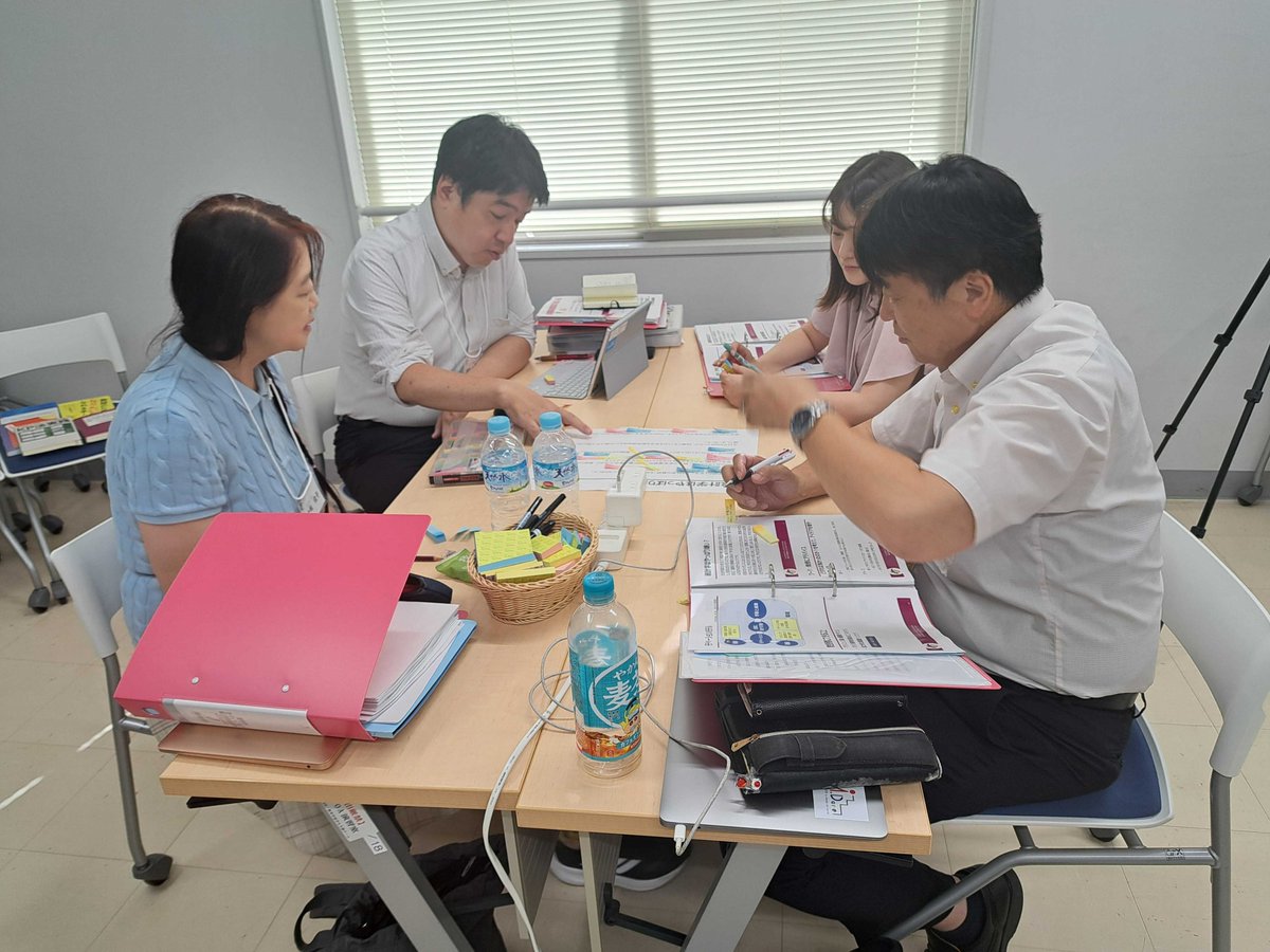 InteractivTeach's tweet photo. 【リアル・セッションDAY 1】昨日ラストのアクティビティについて、遅くなりましたが更新させていただきます！
午後は「クラスデザイン」と「モチベーション」についての講義でした👩‍🏫
「教授にアドバイス」のワークでは、皆さんアイデアを出し合って付箋に書き込んでいきます✏️ https://t.co/6ZbuZiJ7Al