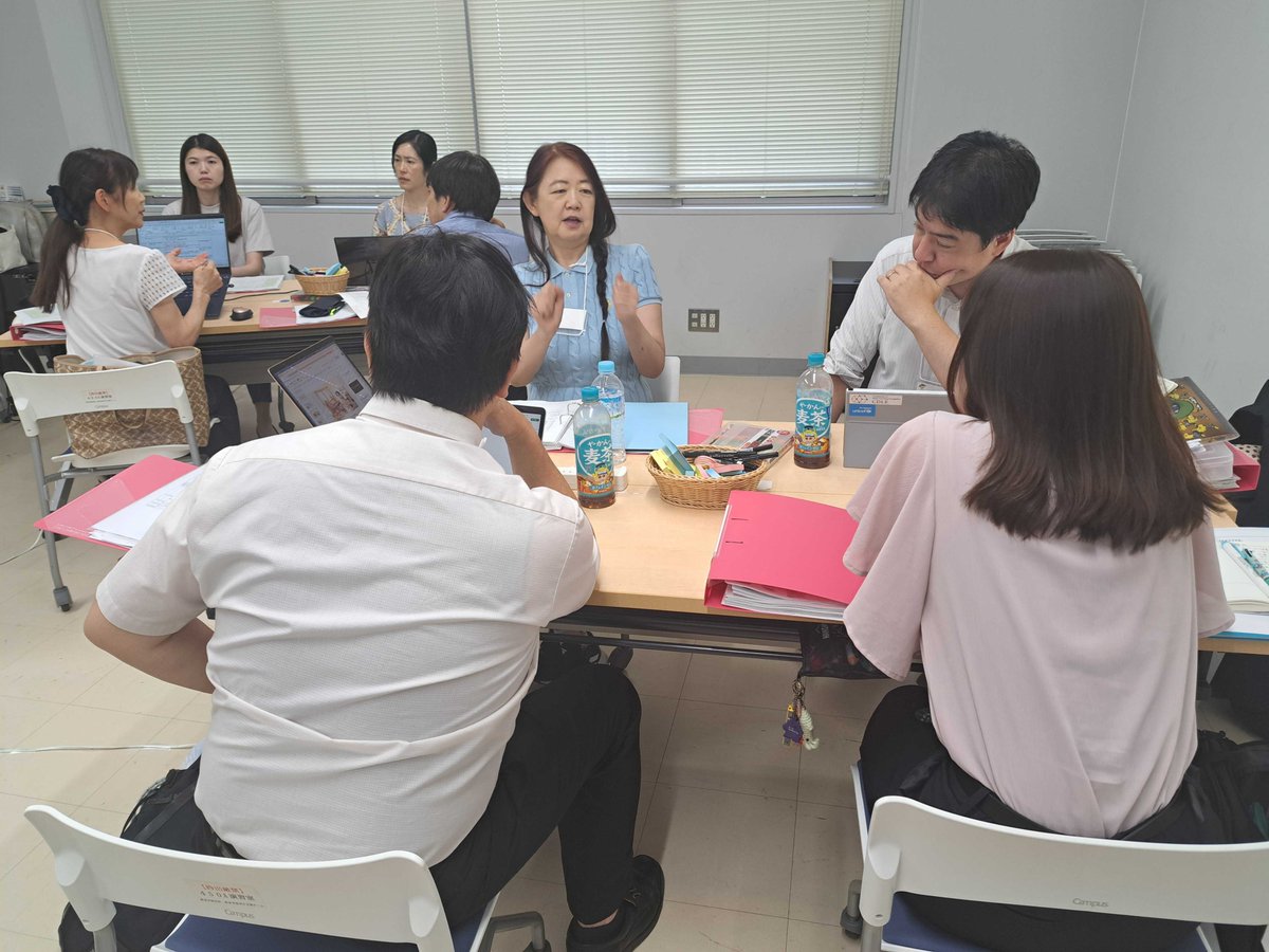 InteractivTeach's tweet photo. 【リアル・セッションDAY 1】昨日ラストのアクティビティについて、遅くなりましたが更新させていただきます！
午後は「クラスデザイン」と「モチベーション」についての講義でした👩‍🏫
「教授にアドバイス」のワークでは、皆さんアイデアを出し合って付箋に書き込んでいきます✏️ https://t.co/6ZbuZiJ7Al