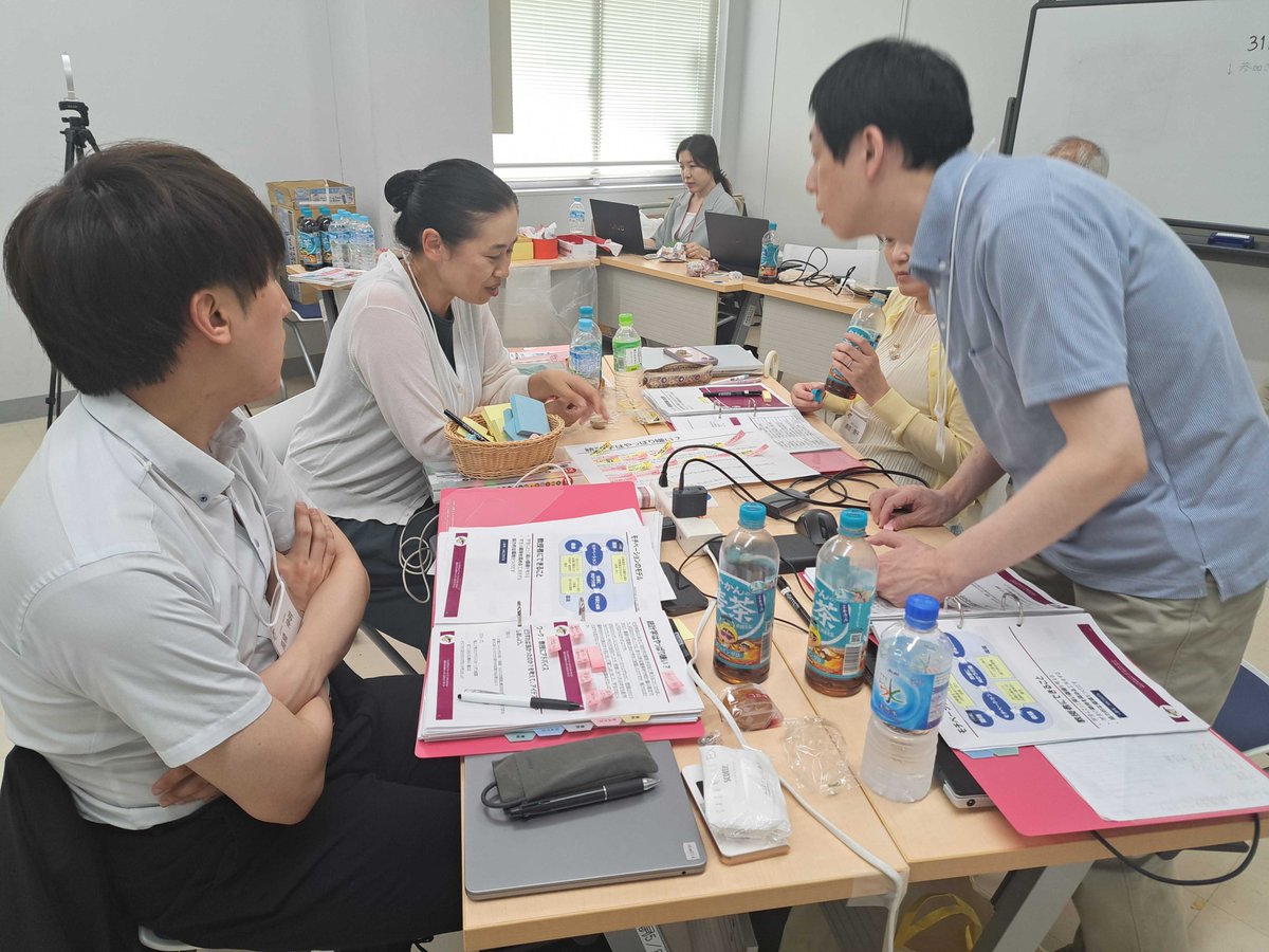 InteractivTeach's tweet photo. 【リアル・セッションDAY 1】昨日ラストのアクティビティについて、遅くなりましたが更新させていただきます！
午後は「クラスデザイン」と「モチベーション」についての講義でした👩‍🏫
「教授にアドバイス」のワークでは、皆さんアイデアを出し合って付箋に書き込んでいきます✏️ https://t.co/6ZbuZiJ7Al
