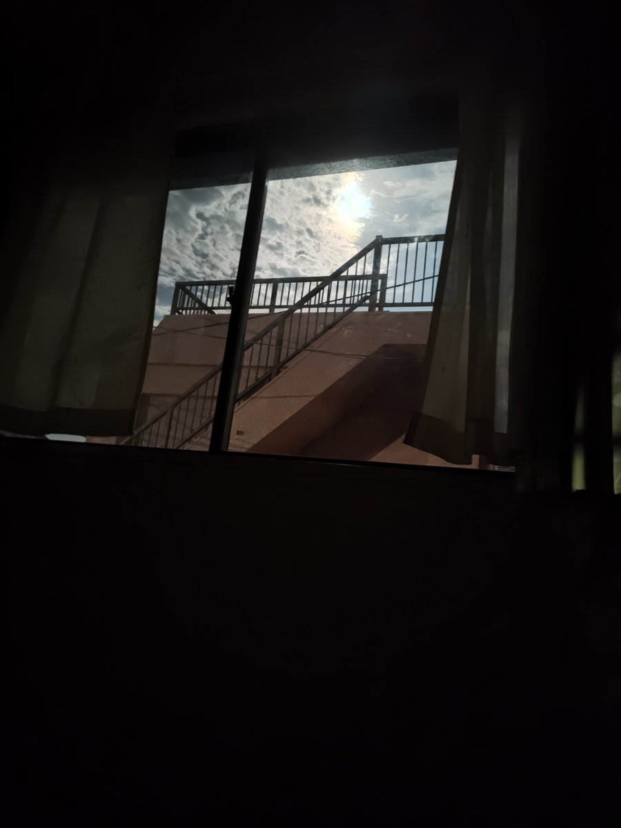 harapoppo1's tweet photo. 今日の朝の空模様と昨日の満月 https://t.co/dna8ahdJj8