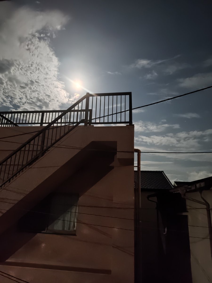 harapoppo1's tweet photo. 今日の朝の空模様と昨日の満月 https://t.co/dna8ahdJj8