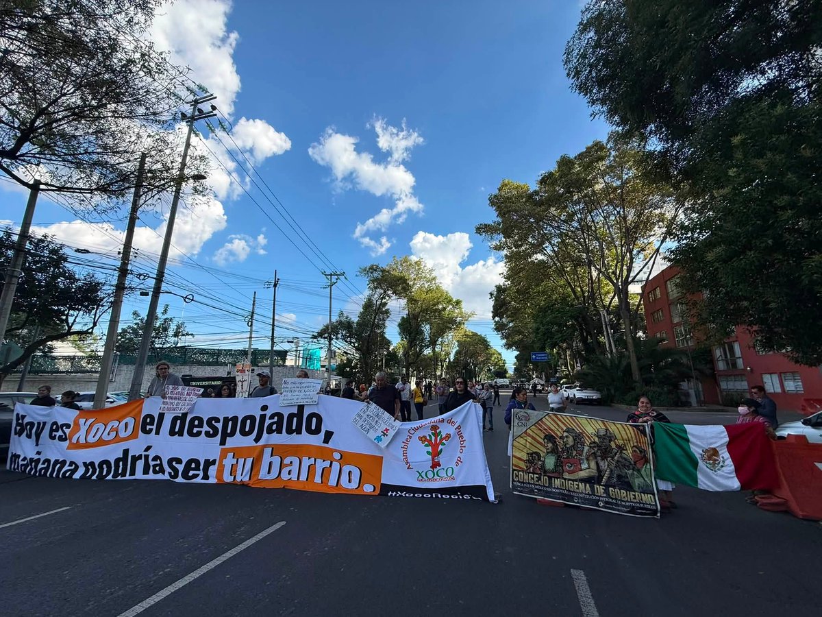 Somoselmedio's tweet photo. 1/3 🧵 #EnEsteMomento La Comunidad Indígena Otomí y habitantes del pueblo originario de Xoco cerraron la avenida México-Coyoacán para exigir al Gobierno de la CDMX frenar el despojo territorial, la gentrificación y el crecimiento inmobiliario en la zona. #Xoco https://t.co/ph8EKns3M7