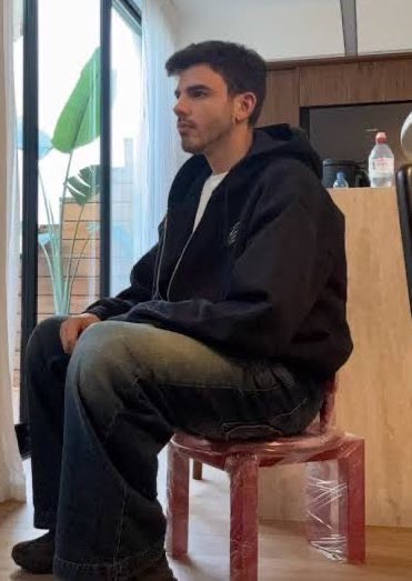 Michi879259's tweet photo. Nicolas en la casa esperando que llegue Flor para hacerla firmar un contrato para que hagan PLP nocturno #PLPNocturno https://t.co/zCIiabr8o5