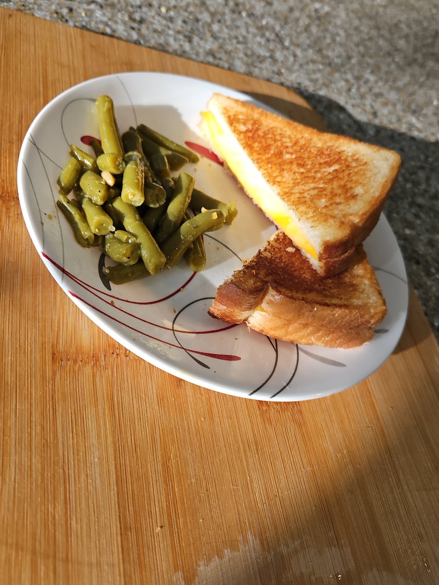 Joruus_Cbaoth's tweet photo. Grilled cheese and green beans. https://t.co/V8aV36E6xa