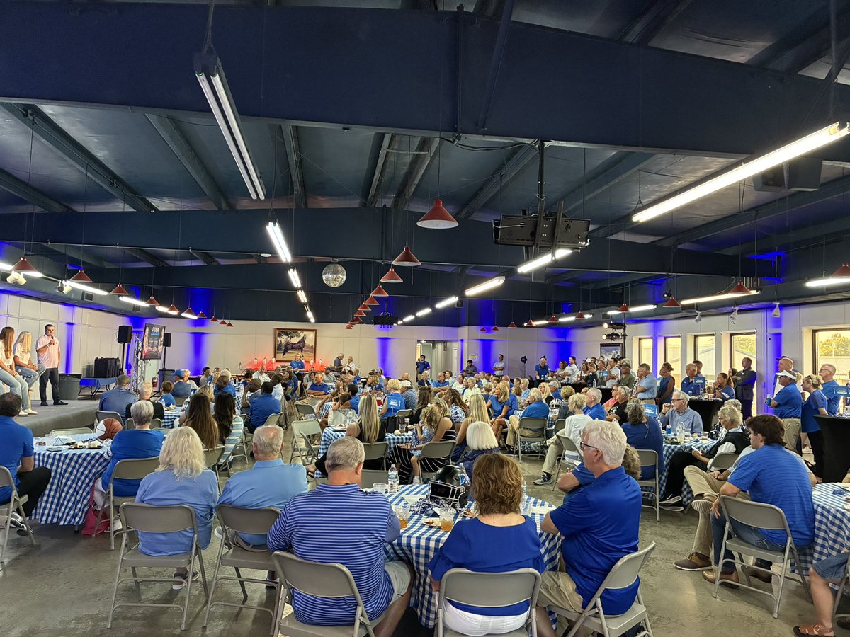 ldeleon5's tweet photo. Outstanding crowd in Shelbyville for our second Blue Raider Blitz stop! So grateful for all the support we get in Bedford County!! #BLUEnited #LetsGoBlue https://t.co/J2ExkYYVkG