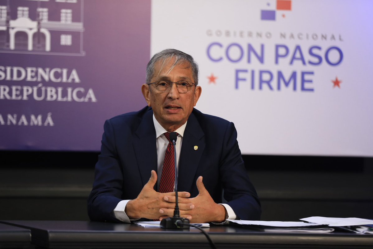 as_salazar's tweet photo. Gabinete propone ley que exime del pago de ITBI a la venta de viviendas nuevas

El Consejo de Gabinete aprobó este miércoles un proyecto de ley "que adiciona un artículo a la Ley 106 de 1974, por la cual se establece el Impuesto a las Transferencias de Bienes Inmuebles; y modifica la Ley 4 de 1994, que establece el sistema de intereses preferenciales al sector agropecuario”.

El proyecto estuvo a cargo del ministro de Economía y Finanzas (MEF), Felipe Chapman y consiste en que la primera operación de venta de viviendas nuevas esté exenta del Impuesto a la Transferencia de Bienes Inmuebles (ITBI), siempre que esta venta se formalice dentro de los dos siguientes años contados a partir de la fecha de expedición del permiso de ocupación.

“Es decir, viviendas para la familia de ingresos medios, que no tendrían que pagar ese impuesto para los montos de los B/.120.000 iniciales. Esto está enfocado, primordialmente, en facilitar que las familias panameñas de menores ingresos puedan cumplir su sueño de adquirir una vivienda”, explicó el titular del MEF.

Por su parte, el ministro de Vivienda y Ordenamiento Territorial (Miviot), Jaime Jované, destacó que la prioridad del gobierno es atender las necesidades de vivienda de los panameños e impulsar el crecimiento económico dinamizando sectores como la industria de la construcción. En ese sentido, mencionó que en los primeros 24 meses del gobierno del presidente José Raúl Mulino se ha logrado rescatar y terminar (de proyectos abandonados por pasadas administraciones) más de 6,200 soluciones de viviendas.

“El presidente Mulino nos ha dado instrucciones de revisar  con los promotores de vivienda, los bancos hipotecarios, que van a garantizar la hipoteca de cada una de estas viviendas, las posibles soluciones para que sean accesibles a los panameños que así lo requieran. Próximamente vamos a anunciar, además de este impuesto o esta exoneración del impuesto de transferencia de bienes inmuebles, lo que va a venir como el abono inicial Pa´Ti, el cual reducirá el impacto de la primera compra a ese ciudadano que tanto lo necesita”, subrayó.

En tanto, el ministro para Asuntos del Canal y secretario de Metas, José Ramón Icaza, explicó que la exoneración del ITBMI es parte de la estrategia del Gobierno Nacional para generar más de 80 mil empleos, como lo anunció el presidente Mulino el pasado 1 de julio, dinamizando la industria de la construcción y generando las condiciones para que este sector alcance el potencial que ya venía registrando antes de la pandemia.

En cuanto al citado proyecto de ley, la exención equivaldrá a los primeros B/.120 mil del valor total de la venta. El impuesto será pagado por el vendedor, y será nulo de pleno derecho cualquier acuerdo mediante el cual el vendedor traslade al comprador, directa o indirectamente, la obligación de pagar este impuesto.

Agrega el proyecto que, cuando la venta sea superior a los B/.120 mil y no exceda de B/.200 mil, el impuesto de transferencia de bienes inmuebles se calculará únicamente sobre el excedente de B/.120 mil, aplicando exclusivamente la siguiente escala preferencia, según el valor total de la vivienda:

Hasta B/.120,000.00                             Exenta (0%)
B/.120,001.00 hasta B/.130,000.00          0.50%
B/.130,001.00 hasta B/.150,000.00          1.00%
B/.150,001.00 hasta B/.170,000.00          1.40%
B/.170,001.00 hasta B/.190,000.00          1.60%
B/.190,001.00 hasta B/.200,000.00          1.80%

Este proyecto tiene el propósito de facilitar el acceso a la vivienda a familias más vulnerables.
