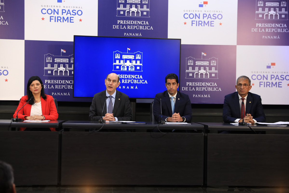 as_salazar's tweet photo. Gabinete propone ley que exime del pago de ITBI a la venta de viviendas nuevas

El Consejo de Gabinete aprobó este miércoles un proyecto de ley "que adiciona un artículo a la Ley 106 de 1974, por la cual se establece el Impuesto a las Transferencias de Bienes Inmuebles; y modifica la Ley 4 de 1994, que establece el sistema de intereses preferenciales al sector agropecuario”.

El proyecto estuvo a cargo del ministro de Economía y Finanzas (MEF), Felipe Chapman y consiste en que la primera operación de venta de viviendas nuevas esté exenta del Impuesto a la Transferencia de Bienes Inmuebles (ITBI), siempre que esta venta se formalice dentro de los dos siguientes años contados a partir de la fecha de expedición del permiso de ocupación.

“Es decir, viviendas para la familia de ingresos medios, que no tendrían que pagar ese impuesto para los montos de los B/.120.000 iniciales. Esto está enfocado, primordialmente, en facilitar que las familias panameñas de menores ingresos puedan cumplir su sueño de adquirir una vivienda”, explicó el titular del MEF.

Por su parte, el ministro de Vivienda y Ordenamiento Territorial (Miviot), Jaime Jované, destacó que la prioridad del gobierno es atender las necesidades de vivienda de los panameños e impulsar el crecimiento económico dinamizando sectores como la industria de la construcción. En ese sentido, mencionó que en los primeros 24 meses del gobierno del presidente José Raúl Mulino se ha logrado rescatar y terminar (de proyectos abandonados por pasadas administraciones) más de 6,200 soluciones de viviendas.

“El presidente Mulino nos ha dado instrucciones de revisar  con los promotores de vivienda, los bancos hipotecarios, que van a garantizar la hipoteca de cada una de estas viviendas, las posibles soluciones para que sean accesibles a los panameños que así lo requieran. Próximamente vamos a anunciar, además de este impuesto o esta exoneración del impuesto de transferencia de bienes inmuebles, lo que va a venir como el abono inicial Pa´Ti, el cual reducirá el impacto de la primera compra a ese ciudadano que tanto lo necesita”, subrayó.

En tanto, el ministro para Asuntos del Canal y secretario de Metas, José Ramón Icaza, explicó que la exoneración del ITBMI es parte de la estrategia del Gobierno Nacional para generar más de 80 mil empleos, como lo anunció el presidente Mulino el pasado 1 de julio, dinamizando la industria de la construcción y generando las condiciones para que este sector alcance el potencial que ya venía registrando antes de la pandemia.

En cuanto al citado proyecto de ley, la exención equivaldrá a los primeros B/.120 mil del valor total de la venta. El impuesto será pagado por el vendedor, y será nulo de pleno derecho cualquier acuerdo mediante el cual el vendedor traslade al comprador, directa o indirectamente, la obligación de pagar este impuesto.

Agrega el proyecto que, cuando la venta sea superior a los B/.120 mil y no exceda de B/.200 mil, el impuesto de transferencia de bienes inmuebles se calculará únicamente sobre el excedente de B/.120 mil, aplicando exclusivamente la siguiente escala preferencia, según el valor total de la vivienda:

Hasta B/.120,000.00                             Exenta (0%)
B/.120,001.00 hasta B/.130,000.00          0.50%
B/.130,001.00 hasta B/.150,000.00          1.00%
B/.150,001.00 hasta B/.170,000.00          1.40%
B/.170,001.00 hasta B/.190,000.00          1.60%
B/.190,001.00 hasta B/.200,000.00          1.80%

Este proyecto tiene el propósito de facilitar el acceso a la vivienda a familias más vulnerables.