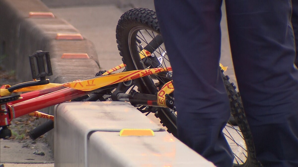 livedoornews's tweet photo. 【通報】大型トラックと自転車が衝突、男子中学生が死亡 歩道から車道側に転倒
https://t.co/frUEplpAJI

大型トラックが車道を走行中、歩道を対向から走行してきた自転車が車道側に転倒し、衝突したという。トラックの運転手は「よけきれず衝突した」と話している。 https://t.co/f5QgLBfMAt