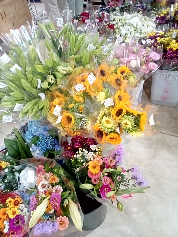 Alps_Horigane's tweet photo. おはようございます🌞暑く��りそうですね❗
地元のとうもろこし🌽
切り花🌺がたくさん入荷しています！
こまめな水分補給をしながらぜひお立ち寄りください
#安曇野市　#ほりがね　#道の駅 https://t.co/rE8qPg07VT