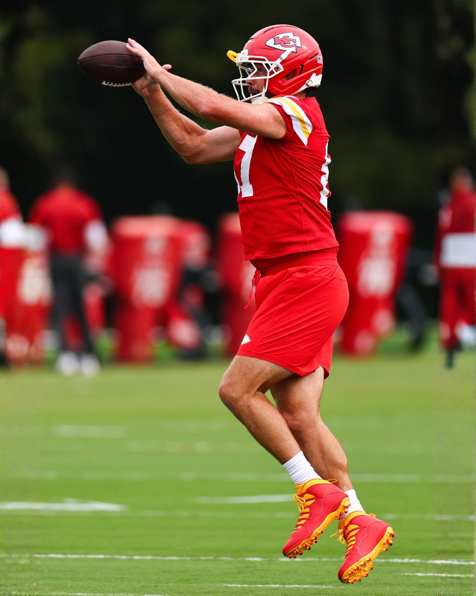 SoleRetriever's tweet photo. Travis Kelce returned to Training Camp in Chiefs-themed Air Jordan 10 PE cleats 🏈

📷 @Chiefs https://t.co/gqG8QsxbgZ