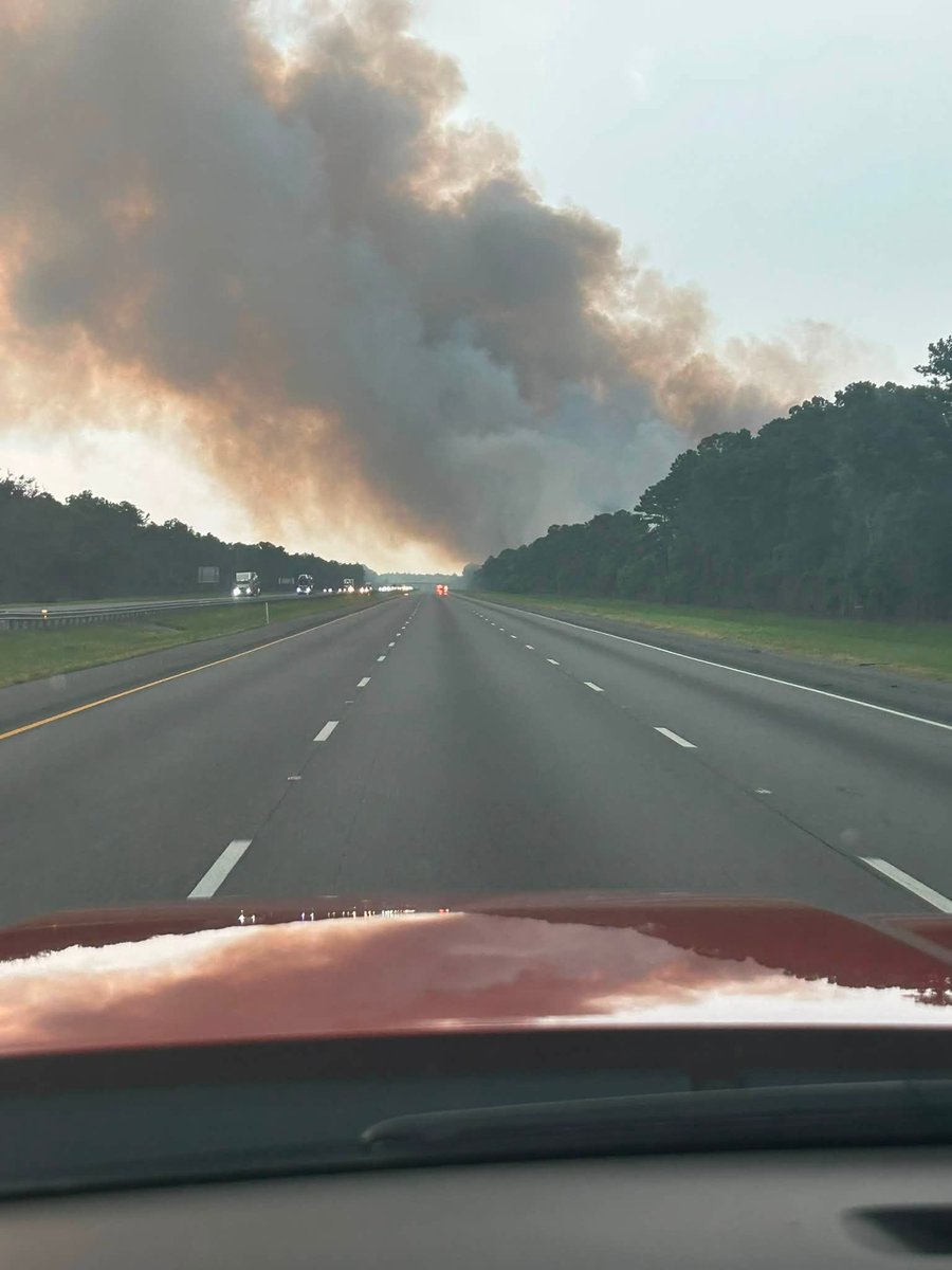 MikeFirstAlert's tweet photo. #firstalertwx WED. JULY 29, 8:15PM - Camden Co. Georgia - just north of Fl./Ga. state line - I 95 N &amp; S bound closed from Exit 14 to Exit 22 due to heavy smoke and low visibility from an active fire.  Traffic is being diverted to Hwy 17 @ActionNewsJax @WOKVNews https://t.co/QC8FqxlC9J
