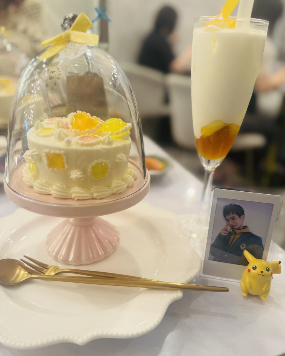 _magamon's tweet photo. そして今月もケーキ活
ショートケーキカンパニーさん🎂
7月の月替わり
ジュエリーマンゴーショートケーキ💎🥭✨

ミモザ🌼以外でイエロー系が来るとは！
と、せっかくのメンカラ🟡なので推し活っぽい写真撮ってきました🫶
宝石(ゼリー)の装飾めちゃめちゃキレイでこんなの食べられないよ〜！😭(食べた) https://t.co/sPnZDVXf5e