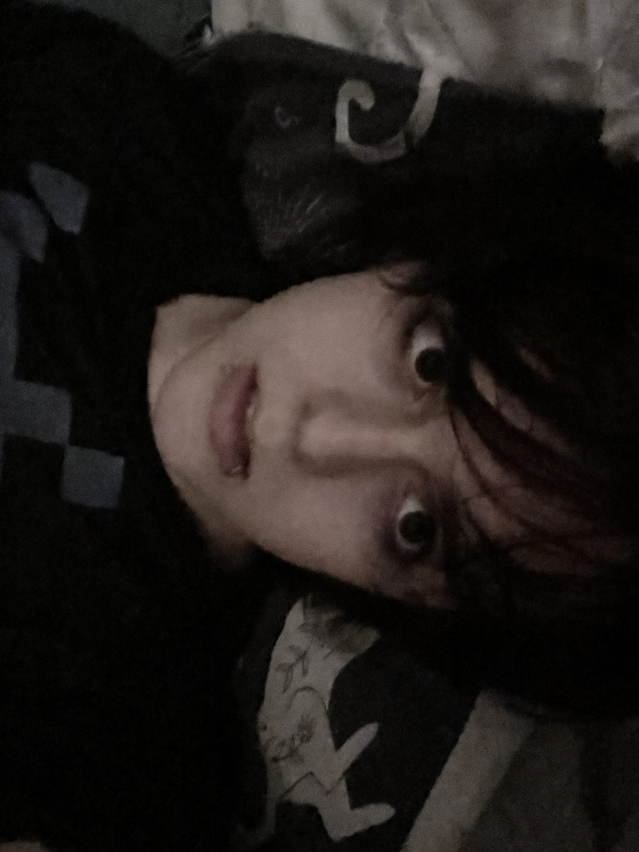 Z0mbieSt1tches's tweet photo. i got sweaty and it fucked up my hair #nerdmode #deactivated https://t.co/fusUqwDAst