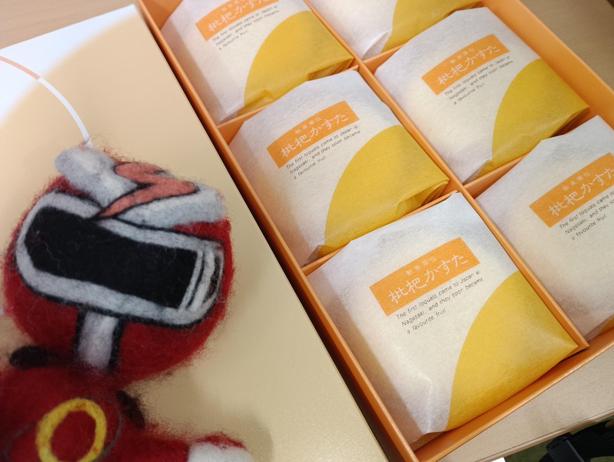 QTENGER's tweet photo. おつかレッド！
今日のおやつは長崎の『枇杷かすた』だぞ🍮✨
ふんわり生地とやさしい甘さのカスタードに、枇杷の風味がいいアクセントだな📷
長崎のおいしさをしっかり堪能したぞ〜！
#企業公式がお疲れ様を言い合う #長崎スイーツ #今日のおやつ https://t.co/unywo2vVTj