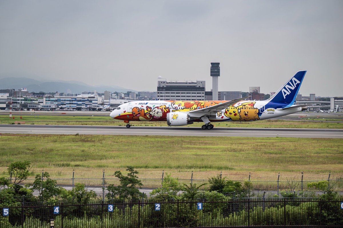 skyparkitami's tweet photo. ポケモンジェット✈️
スタッフさんが撮影してくれてました👀
楽しげな元気もらえる柄ですね✨
昼からまた伊丹に来てくれると聞きました😊✨ https://t.co/bwvQ52KJFm