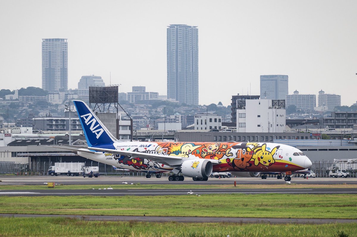 skyparkitami's tweet photo. ポケモンジェット✈️
スタッフさんが撮影してくれてました👀
楽しげな元気もらえる柄ですね✨
昼からまた伊丹に来てくれると聞きました😊✨ https://t.co/bwvQ52KJFm