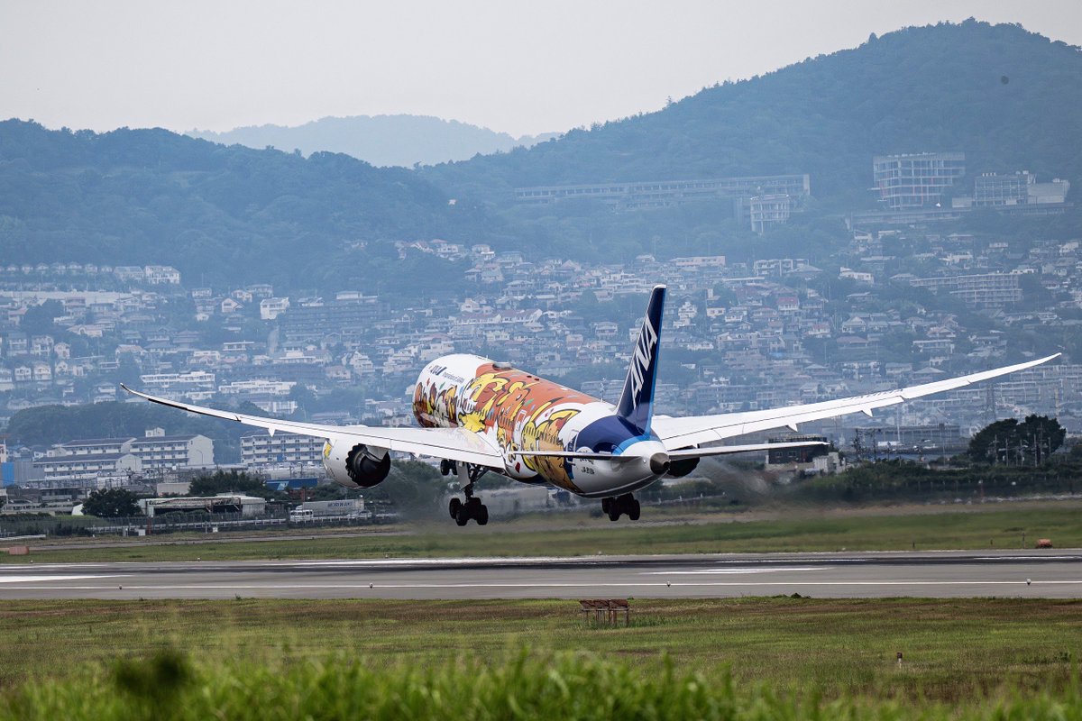 skyparkitami's tweet photo. ポケモンジェット✈️
スタッフさんが撮影してくれてました👀
楽しげな元気もらえる柄ですね✨
昼からまた伊丹に来てくれると聞きました😊✨ https://t.co/bwvQ52KJFm