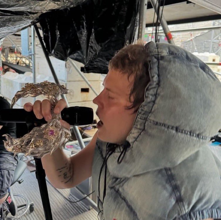 welcome_jpeg's tweet photo. yung lean’s silver microphone wings https://t.co/Q34ddzv7zq