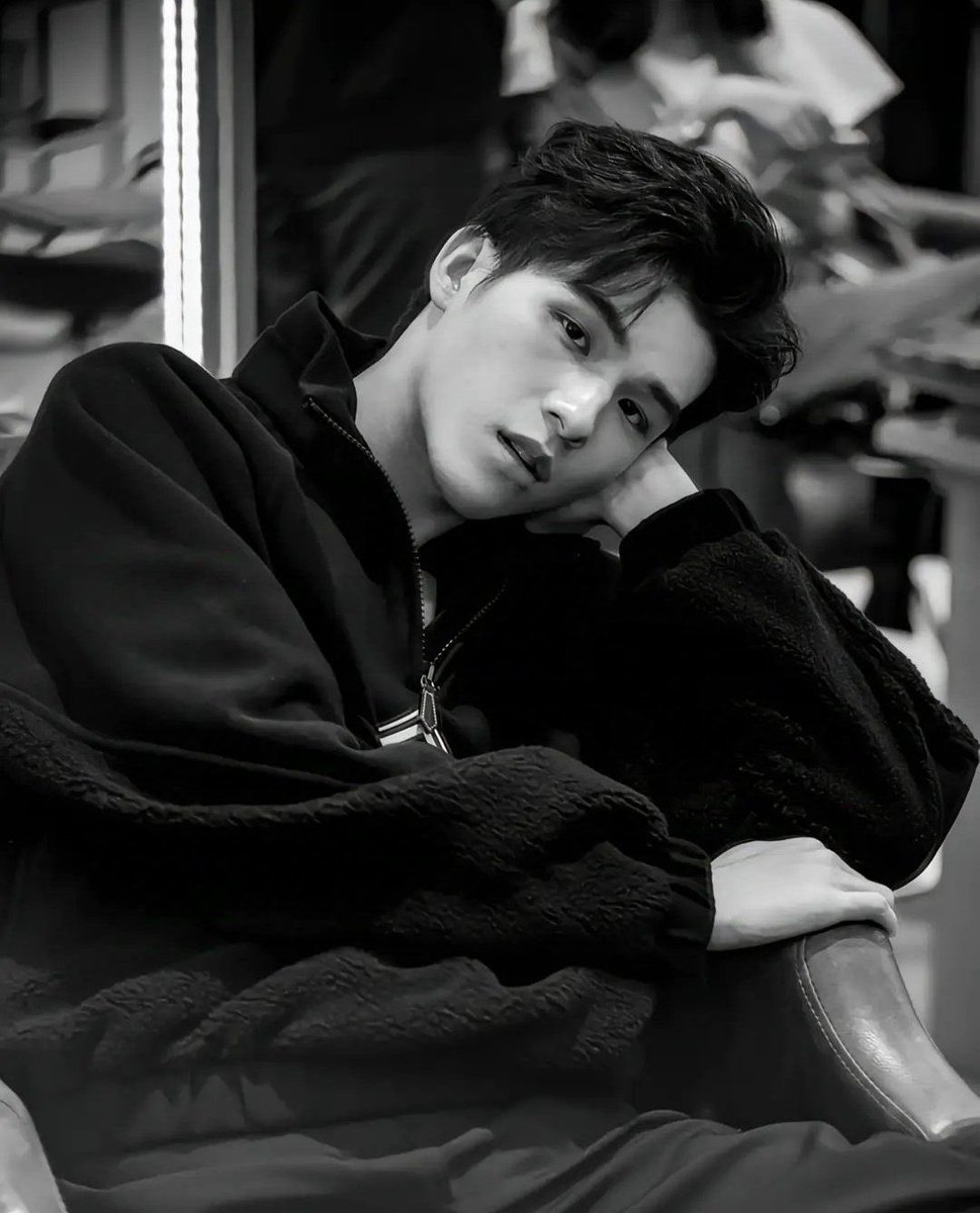 skinanai's tweet photo. ไม่รู้นะผมว่าสีแดงเข้ากันดี https://t.co/XxWhofCXEH