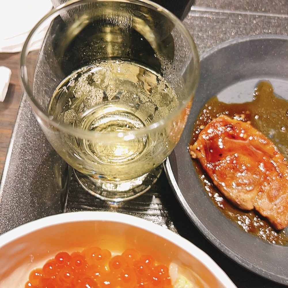 JennysRibbons's tweet photo. 朝ごはん🍚2

三方汁おいしい…牛乳プリンおいしい…ワインも飲み放題… https://t.co/NtoCM7SxpI