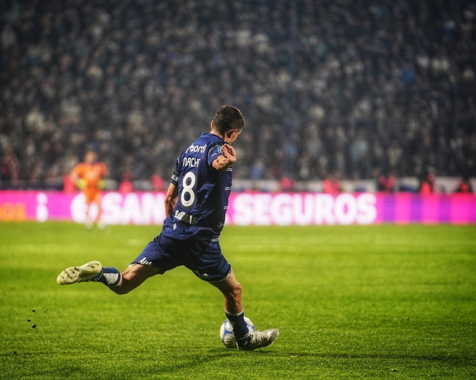 SalibaTripero's tweet photo. El futbol se juega como lo hace el 8 de Gimnasia y Esgrima La Plata. https://t.co/H2jsJ5NkXf