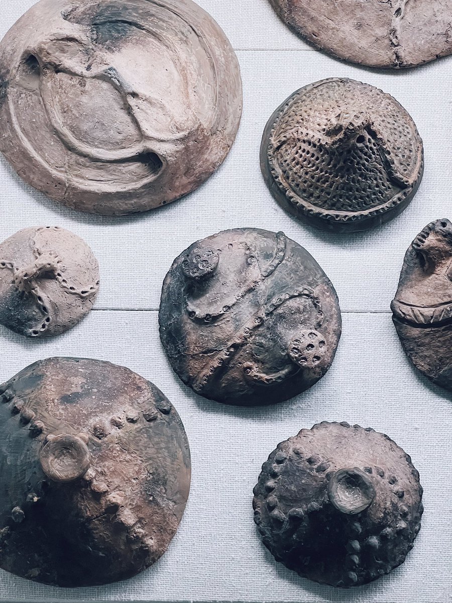 野首遺跡展、縄文後期初頭の三十稲場式土器の蓋が堪能できる。実は縄文