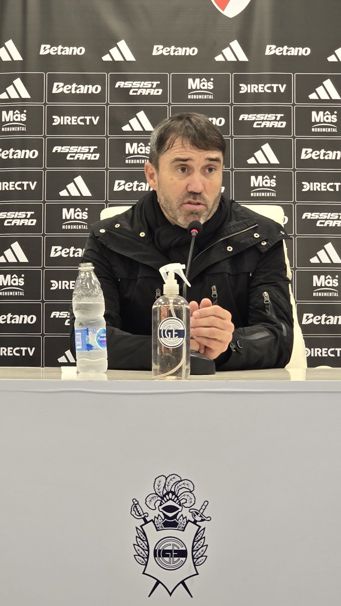 RiverLPM's tweet photo. Coudet: "Falta gambeta porque falta contagio. Nos está faltando pelota filtrada y pase gol que en River tiene que fluir eso jugando en los últimos 30 metros" https://t.co/IRPBC0DSua