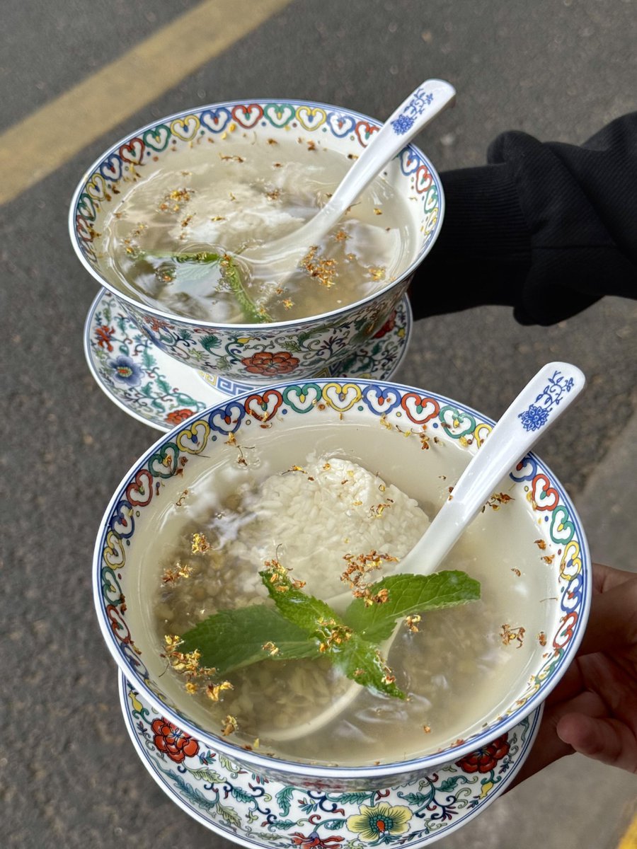 dhdh_0824's tweet photo. 刚钻进巷口那家百年糖水铺，绿豆沙的冰沙裹着桂花碎，连吹过的风都裹着慢半拍的甜，这才是旅行该有的松弛感， https://t.co/6etpqdw14H