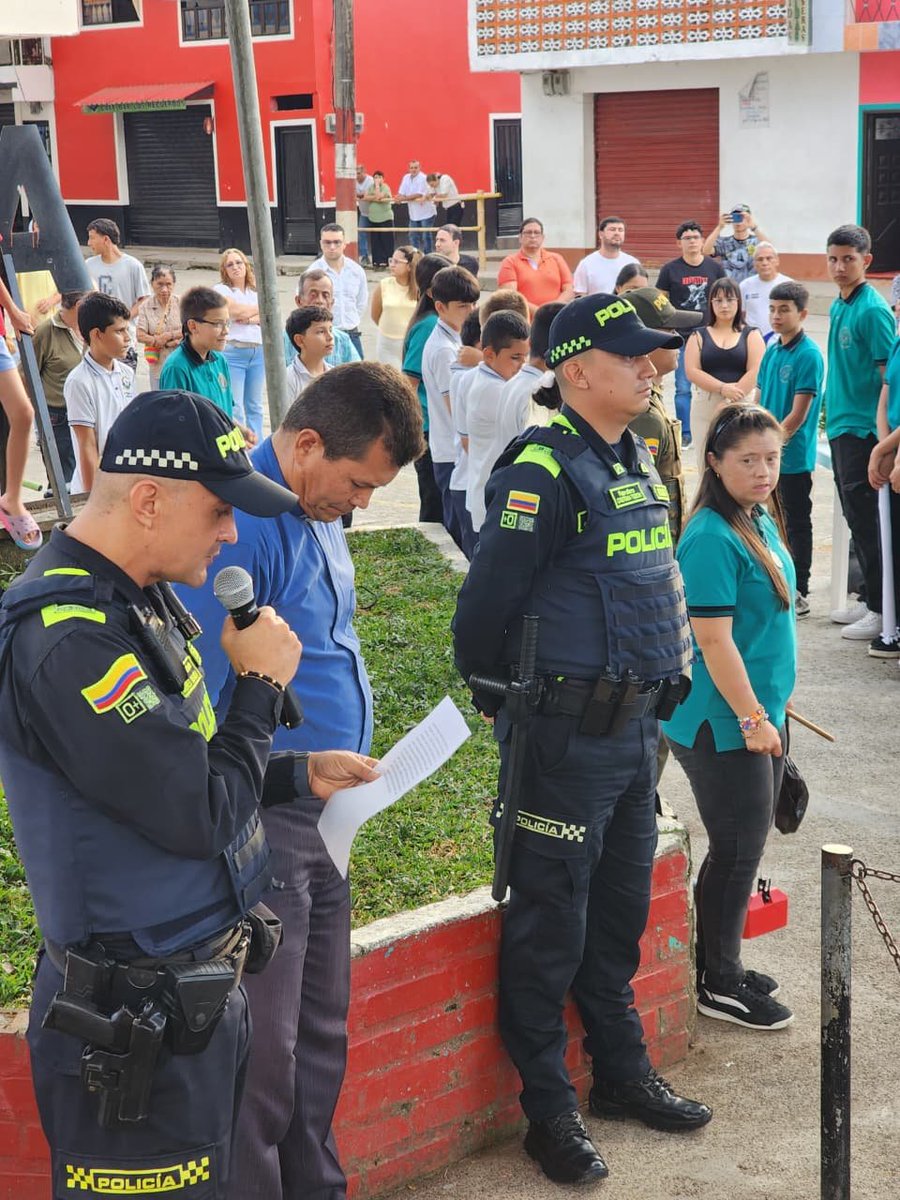 PoliciaUNIPEP's tweet photo. #29DeJulio, una fecha que permanece en la memoria de Caldas. El Grupo Territorial para la Paz, lideró junto a las autoridades y la comunidad, una jornada de homenaje a las víctimas de la toma guerrillera de Arboleda (2000), fortaleciendo la memoria histórica y la reconciliación. https://t.co/95RTk7TsNA