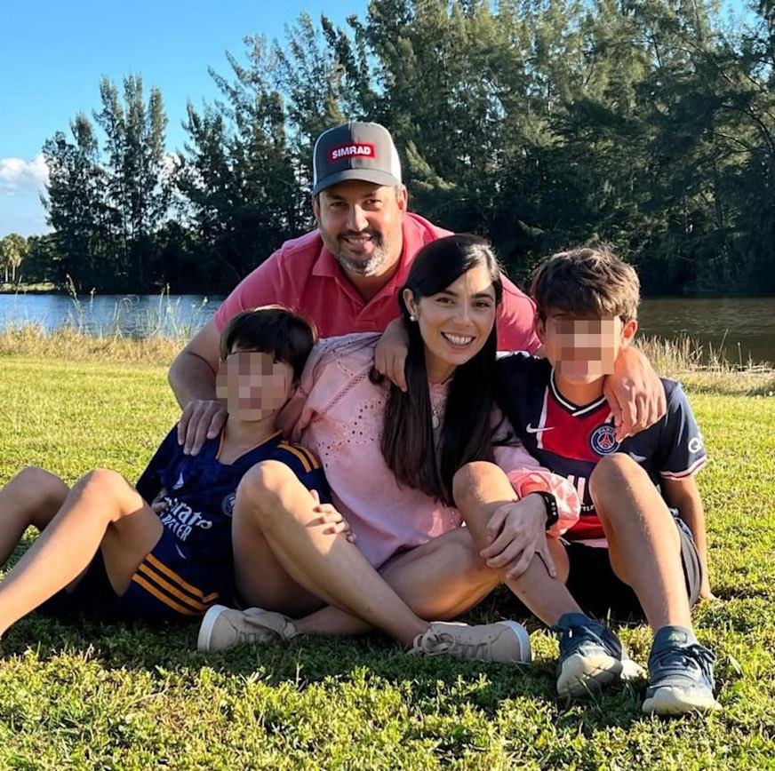 YOYOPRESS's tweet photo. 🔴 192 DÍAS CON BOLETA DE EXCARCELACIÓN Y SIGUE EN UNA CELDA DE 2x2 Y CON 30 KILOS MENOS | DANIEL ECHENAGUCIA

Lo detuvieron el 2 de agosto de 2024 junto a su esposa y sus dos hijos. Lo desaparecieron 64 días. Perdió más de 30 kilos. Tiene asma crónica y respira el humo de la basura que queman al lado de su letrina.

La boleta de excarcelación existe desde el 19 de enero.

La CIDH ya dictó medidas cautelares.

Richard Branson preguntó públicamente por qué sigue preso.

El régimen de Delcy Rodríguez no cumple.

¡Cumplan la boleta! Liberen a Daniel Echenagucia YA.