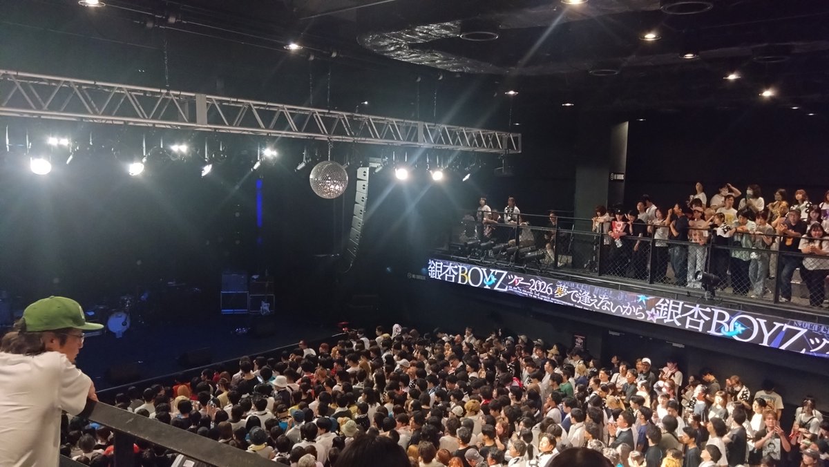 one_flat_god's tweet photo. 約1年ぶりの銀杏
初ゴリホだけど過去一好きなホールになりそう、車で行けるのが助かるし2階もあって見やすくて良かった
夜王子で最前の人が倒れるし、峯田も脱水で一時ダウンするし、自分の近くの人も終盤倒れるしでハードなライブだったけど相変わらず最高
佳代や漂流教室聞けて感動した
#銀杏BOYZ https://t.co/gxxc8xQK3x