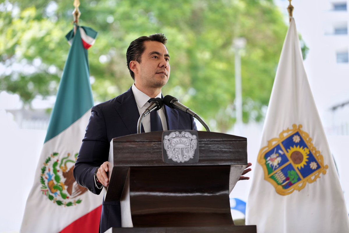 FeliFerMacias's tweet photo. Hoy reconocimos a quienes todos los días salen de casa con la única misión de proteger a las familias queretanas.

Gracias a las mujeres y hombres que integran la @SSPMQueretaro por su entrega, profesionalismo y compromiso. Su trabajo ha convertido a Querétaro en un referente nacional en seguridad y en una ciudad donde sí se puede vivir en paz.

¡Felicidades por estos 28 años de servicio!

#QuerétaroConFuturo