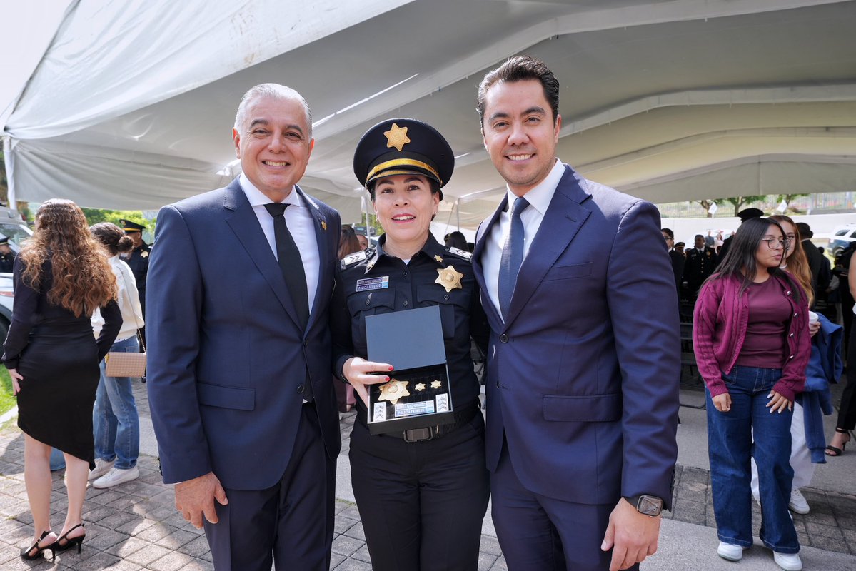 FeliFerMacias's tweet photo. Hoy reconocimos a quienes todos los días salen de casa con la única misión de proteger a las familias queretanas.

Gracias a las mujeres y hombres que integran la @SSPMQueretaro por su entrega, profesionalismo y compromiso. Su trabajo ha convertido a Querétaro en un referente nacional en seguridad y en una ciudad donde sí se puede vivir en paz.

¡Felicidades por estos 28 años de servicio!

#QuerétaroConFuturo