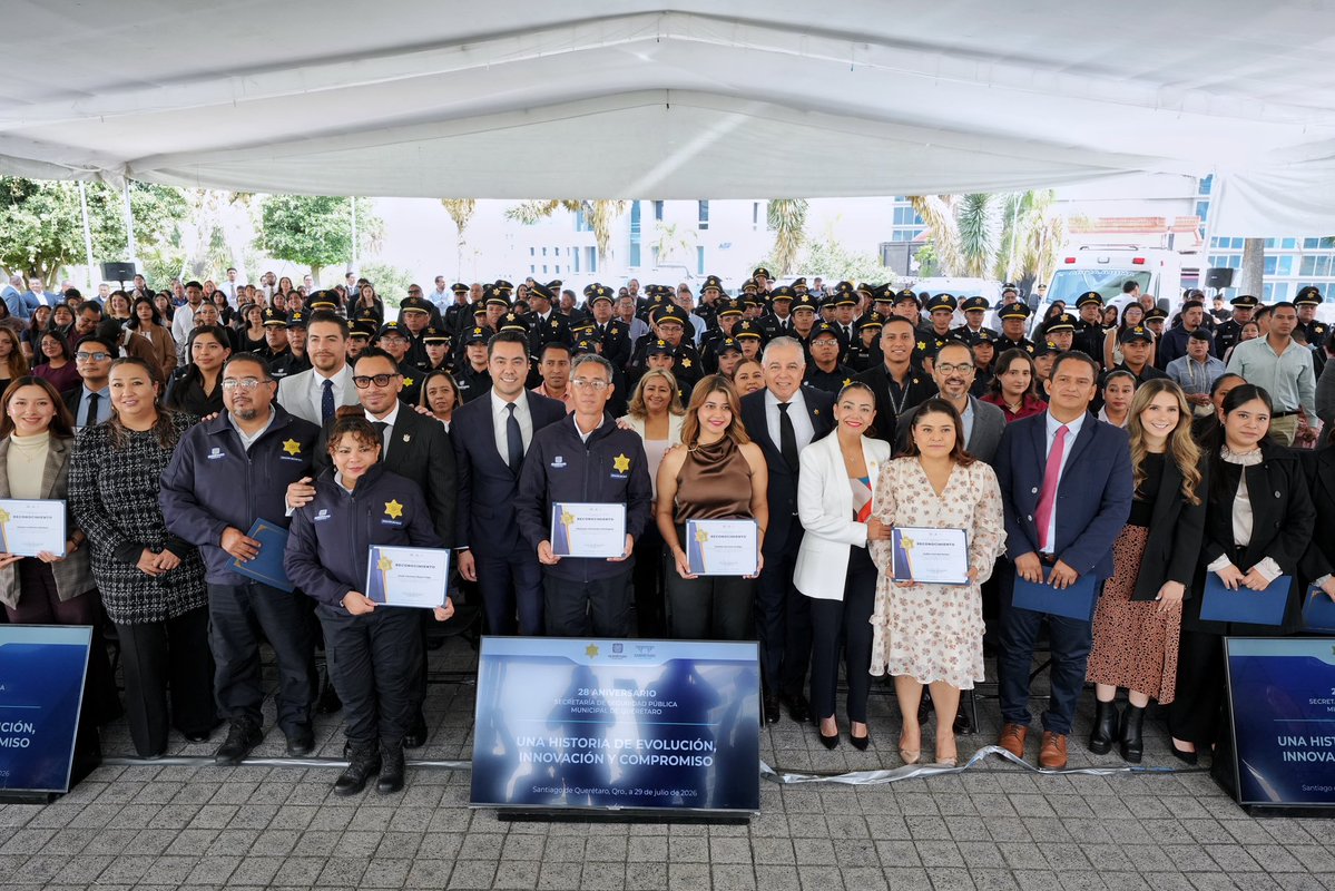 FeliFerMacias's tweet photo. Hoy reconocimos a quienes todos los días salen de casa con la única misión de proteger a las familias queretanas.

Gracias a las mujeres y hombres que integran la @SSPMQueretaro por su entrega, profesionalismo y compromiso. Su trabajo ha convertido a Querétaro en un referente nacional en seguridad y en una ciudad donde sí se puede vivir en paz.

¡Felicidades por estos 28 años de servicio!

#QuerétaroConFuturo