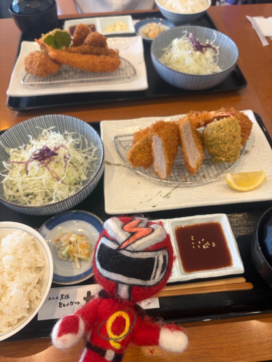 QTENGER's tweet photo. おつかレッド～！
鹿児島で黒豚とんかつをいただいたぞ🐷✨ 
サクサクの衣に、やわらかくて旨みたっぷりの黒豚が最高！
出張先でおいしいものに出会えると嬉しいな😋✨
#企業公式がお疲れ様を言い合う #鹿児島グルメ #黒豚 https://t.co/9ngJlBG1fj
