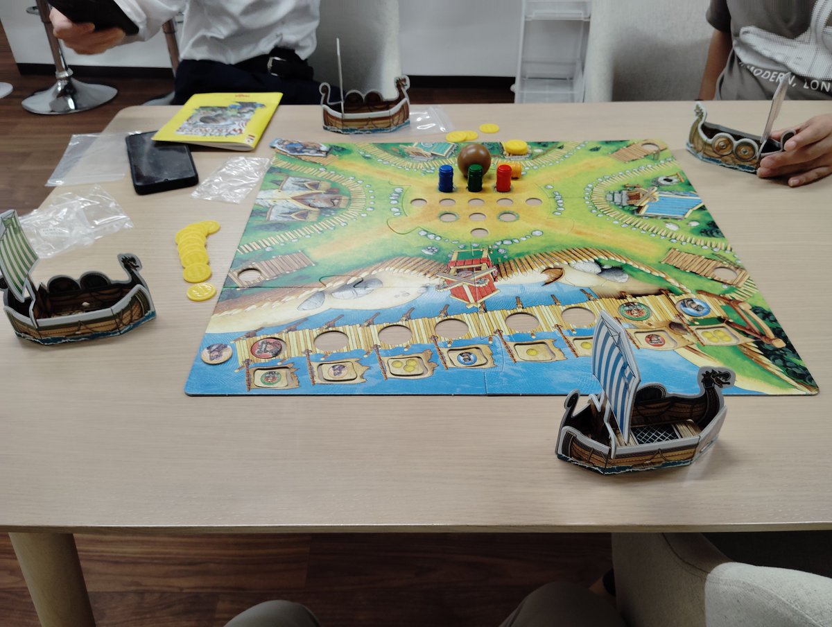 ikaruga289's tweet photo. バイキングの谷

玉を転がして倒れた樽の色のプレイヤーの駒を桟橋の上で１マス進める

他人の止まったマスは飛ばして進むので桟橋から落ちないようにするチキンレース具合

落ちてもスタートに戻るだけなので場合によって倒したい樽に自分を入れることもある

オートマ強すぎんよ
下手なだけともいう https://t.co/EtXKBoiBmO