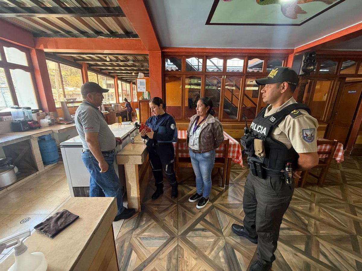 GoberChimborazo's tweet photo. 🚔 #Penipe | Operativos de Control
La Comisaría Nacional, junto a la Policía Nacional, Cuerpo de Bomberos y Fuerzas Armadas, realizó controles en establecimientos para verificar el PAF, condiciones sanitarias, productos caducados, licor artesanal y mercancía de contrabando. https://t.co/xJUTVXroKh
