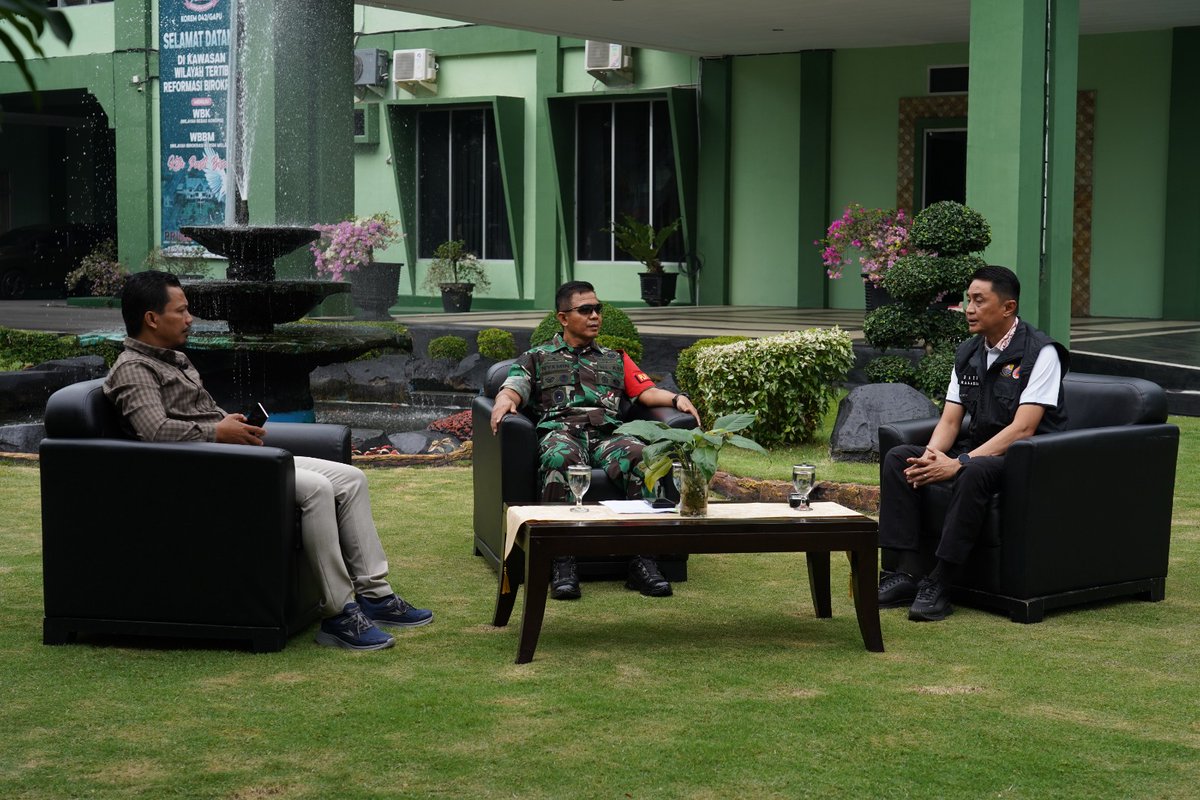 Korem042's tweet photo. Danrem 042/Gapu: Pencegahan Kunci Pengendalian Karhutla di Provinsi Jambi

JAMBI – Danrem 042/Gapu Brigjen TNI Nyamin selaku Pelaksana Harian (Plh.) Dansatgas Karhutla Provinsi Jambi menegaskan bahwa pencegahan menjadi langkah utama dalam pengendalian Karhutla. https://t.co/eXMp0TJyTQ