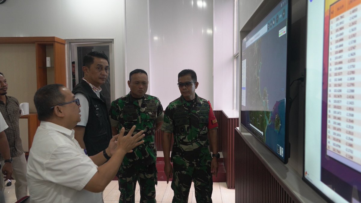 Korem042's tweet photo. Danrem 042/Gapu: Pencegahan Kunci Pengendalian Karhutla di Provinsi Jambi

JAMBI – Danrem 042/Gapu Brigjen TNI Nyamin selaku Pelaksana Harian (Plh.) Dansatgas Karhutla Provinsi Jambi menegaskan bahwa pencegahan menjadi langkah utama dalam pengendalian Karhutla. https://t.co/eXMp0TJyTQ