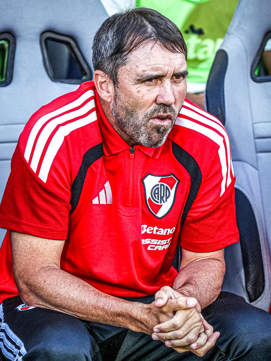 dataref_ar's tweet photo. 🐔 “SEGURAMENTE VAMOS A TRAER MUCHOS JUGADORES MÁS”

👤 Eduardo ‘Chacho’ Coudet, DT de River Plate, luego de la derrota ante Gimnasia La Plata:

“A nivel personal es de las veces que más me ha costado hacer jugar a un equipo como quiero que juegue. Siempre digo que es tiempo y trabajo.

Se está completando un grupo con buenos jugadores que están llegando. Seguramente vamos a traer muchos jugadores más. Necesitamos 3 o 4 jugadores más en posiciones donde tenemos muchos juveniles. 

Los juveniles en otras situaciones son los que más ayudan, pero también tienen un proceso. Es muy difícil darles la responsabilidad en un inicio.

Es River. Hay que ganar y hacerlo jugando bien. River no te da margen ni tiempo. Hay que empezar a ganar”.