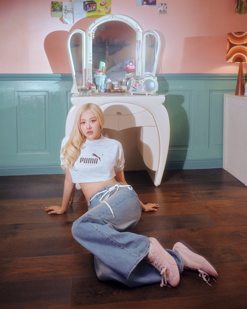 NumberOnesNews's tweet photo. The globally popular girl group BLACKPINK are all guaranteed to drive sales, with Rosé (Park Chae-young) single-handedly propelling the "thin-soled shoe" trend to its peak. This made PUMA's classic racing shoe, the Speedcat, one of the hottest sneakers in recent years, sparking a buying frenzy. With the new season approaching, Rosé's new PUMA campaign sets a new record once again. She uses shoelaces as a belt around her jeans to accentuate her slim waist, and sports a new "rose-pink" colorway, showcasing the latest shoe with a playful and edgy style, aiming to ignite a strong desire to buy among fans.
🔗:https://t.co/THLyZKaArV

#ROSÉ_toxictilltheend #rosiebyROSÉ     #ROSÉ_rosie     #rosesarerosie