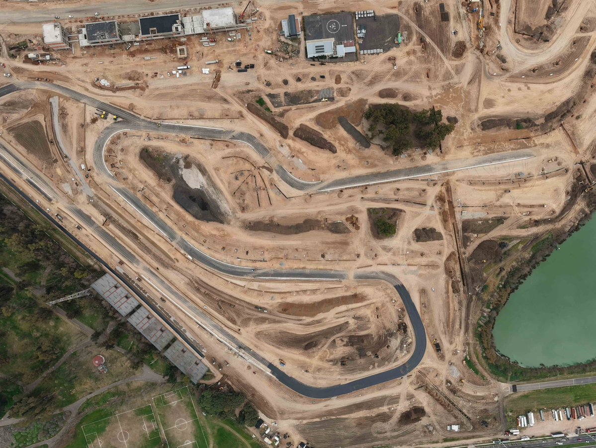 DeportesBA's tweet photo. La Ciudad reformula el Autódromo Oscar y Juan Gálvez. La megaobra ya tiene 60% de avance y busca que el año que viene vuelva el MotoGP. El nuevo diseño de Tilke cumple con los requisitos de la FIA para que Buenos Aires pueda volver a recibir a la Fórmula 1. https://t.co/SE3XvXAbyV