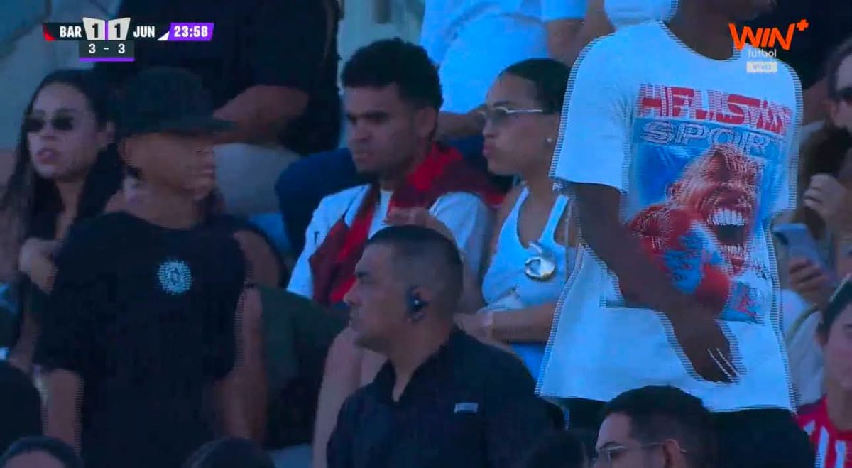 ElGolGarracol's tweet photo. Luis Díaz viendo a uno de sus equipos perder por penales. Parece que ya es una costumbre 🤭😂 https://t.co/b6CMIklggS
