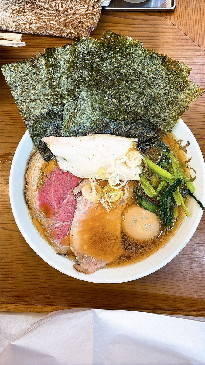 S0GBFdwt4hluqeB's tweet photo. 麺家たいせい さん 東京都初訪

 上特撰ラーメン....・・のり5枚、
  チャーシュー4枚、味玉、
  ほうれん草、コマチャ

sumikaLIVEの後の夕食
高級阿波踊りを基本に鶏出汁がメインで
豚肉は下支え🐷鶏出汁がとても美味しくて色々なチャーがめちゃウマ❣️特にレアチャがとても美味！
ご馳走様でした🫶💯 https://t.co/H5nnvfMKrb