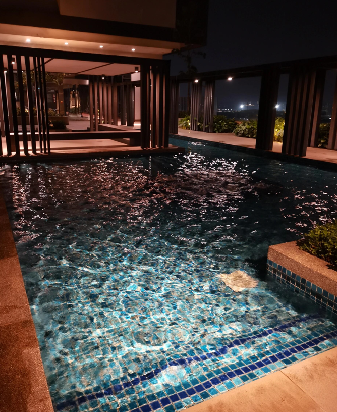 SerenLark's tweet photo. I really enjoy the tranquility of having the pool all to myself late at night Watching the lights reflect off the waterI feel all the days fatiguemelt away Working hard isnt about making life more tiring butaboutbeing ableto give myself pure relaxation andpampering in this moment https://t.co/1a8MgSgLhT