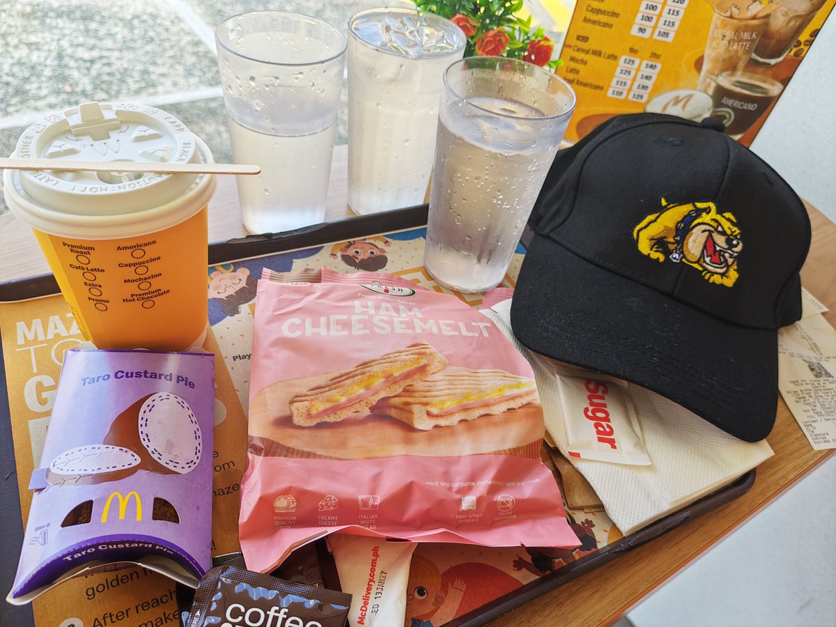 molavefinds's tweet photo. @Matt_Pinner @sciencegirl @FrugallyGourmet Which taste better with #McCafe ☕ coffee? McDo #TaroCustardPie or @7ElevenPH toasted chizmelt sandwich? https://t.co/zbVYdEMy36
