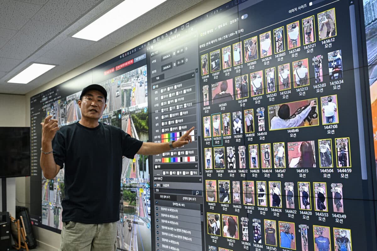 exec_sum's tweet photo. BREAKING: South Korea is installing cameras on bridges in Seoul to prevent suicides after the KOSPI index plunged ~40% from ATHs in just one month

🇰🇷 https://t.co/Dci4q07FJN