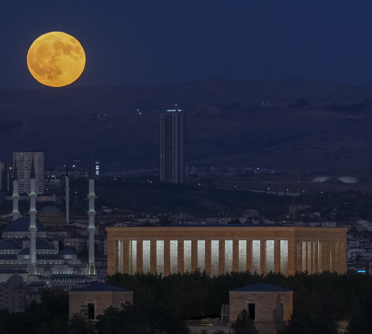bpthaber's tweet photo. Ankara’da Geyik Dolunayı, Anıtkabir ile birlikte görüntülendi. https://t.co/i2Ynhz6zMF