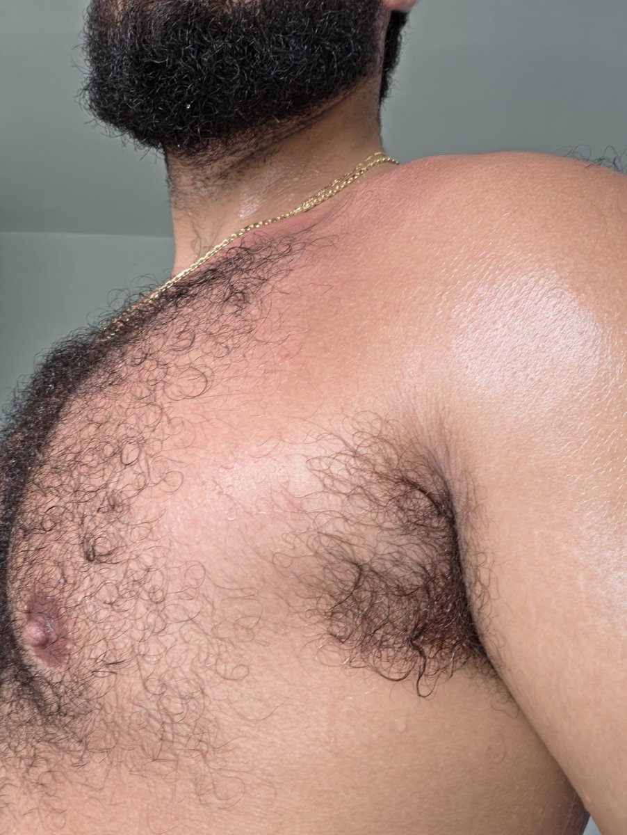 SweatyPitsnFeet's tweet photo. My pits are so hairy and stinky!!! It's hard to find other pits this good 👅👅👃🏽😈 hit me up if you got pits worth sniffing https://t.co/XtpS8lmdG5