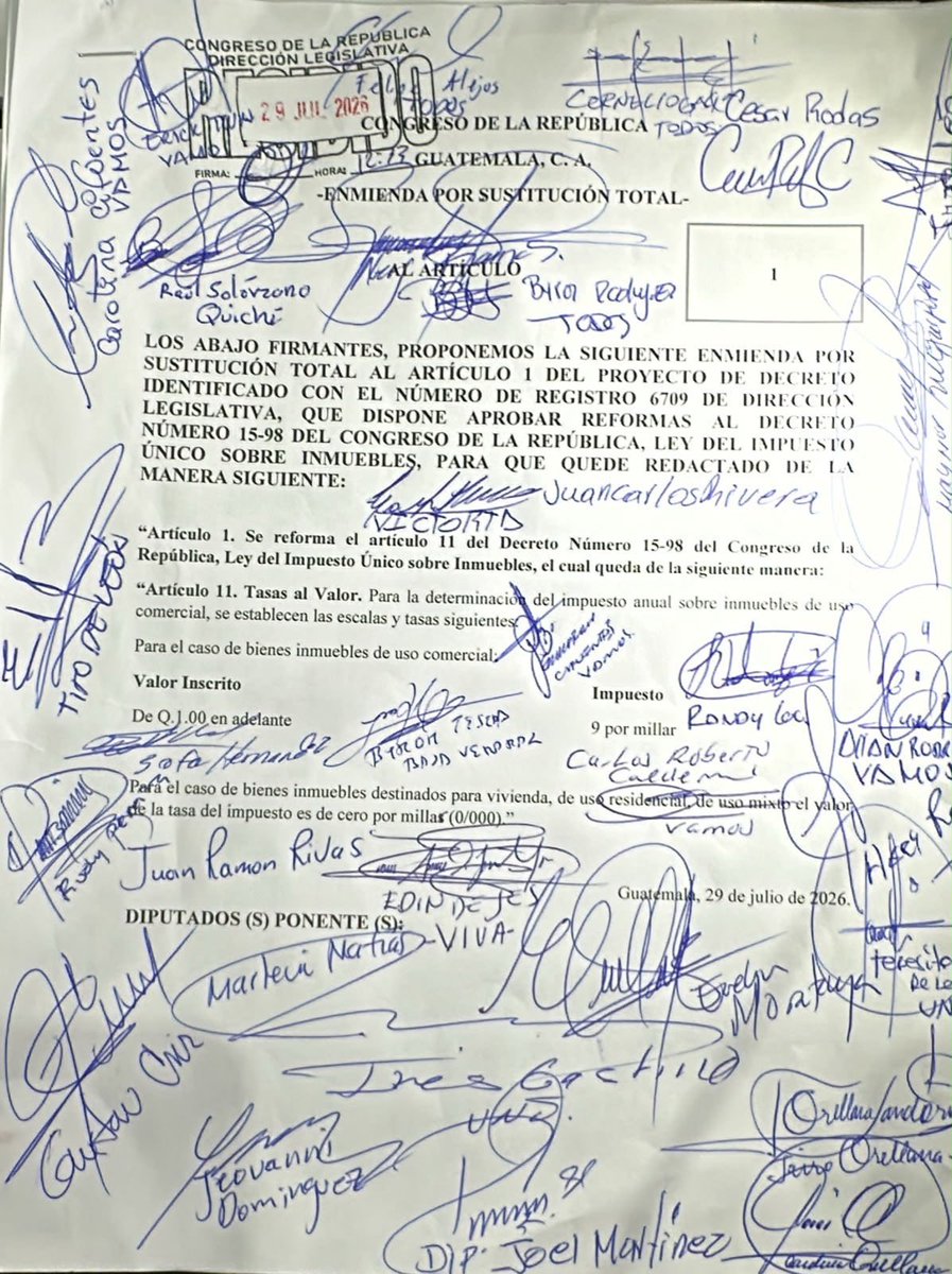 MaraFHerrera1's tweet photo. El pánico es real. Valor, Unionista y el diario La Hora andan desesperados intentando bloquear la eliminación del IUSI.

Llevamos décadas pagando este impuesto injusto sin que los guatemaltecos veamos una sola obra a cambio. 

Se les acabó la fiesta y la caja chica a los alcaldes.